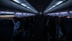 Všimli jste si, že světlo zhasne před vzletem? Skutečný důvod vás překvapí